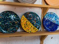 Farbenfrohe Teller in einer Töpferei